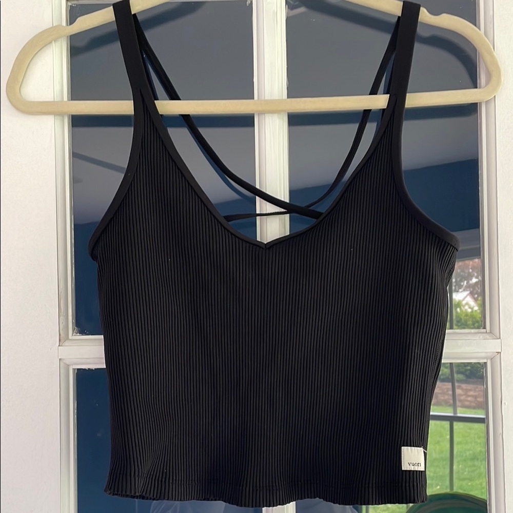 Vuori Black Ribbed Crop Top (built in support)
